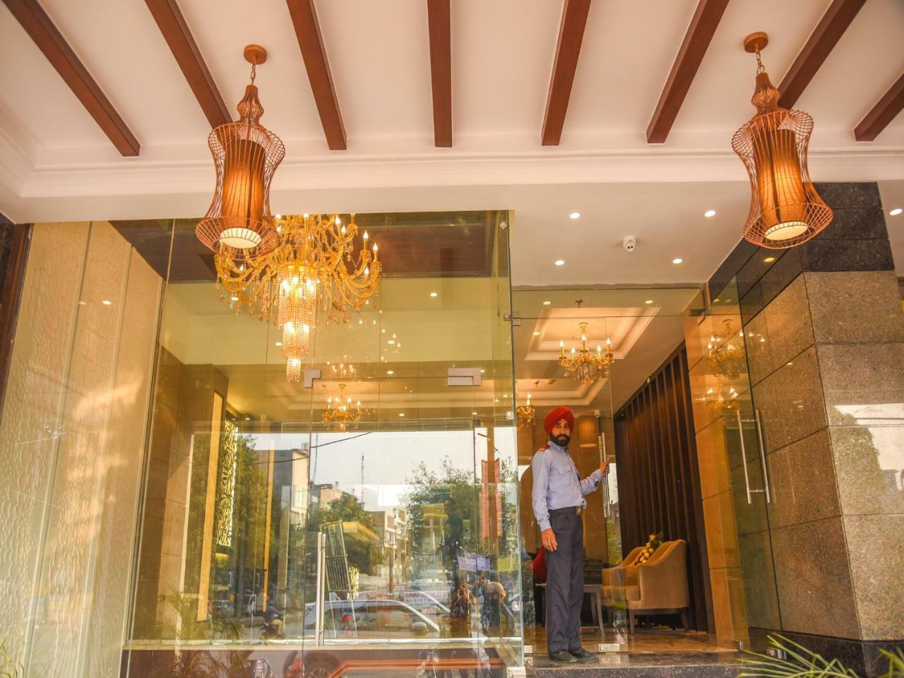 Bharawan Clarks Inn Express Амритсар Екстериор снимка